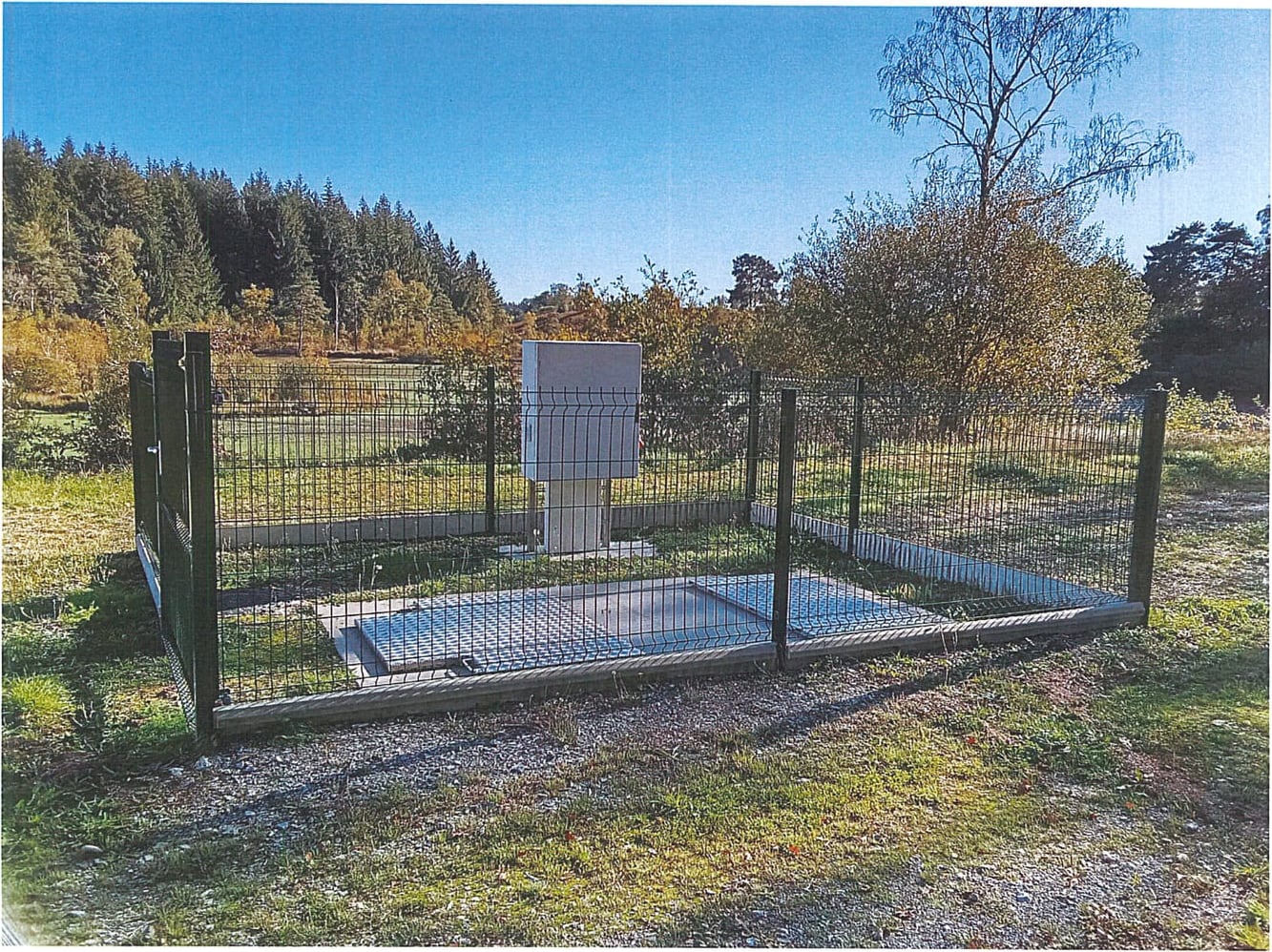 Poste de refoulement sécurisé en enclos, en lisière forestière
