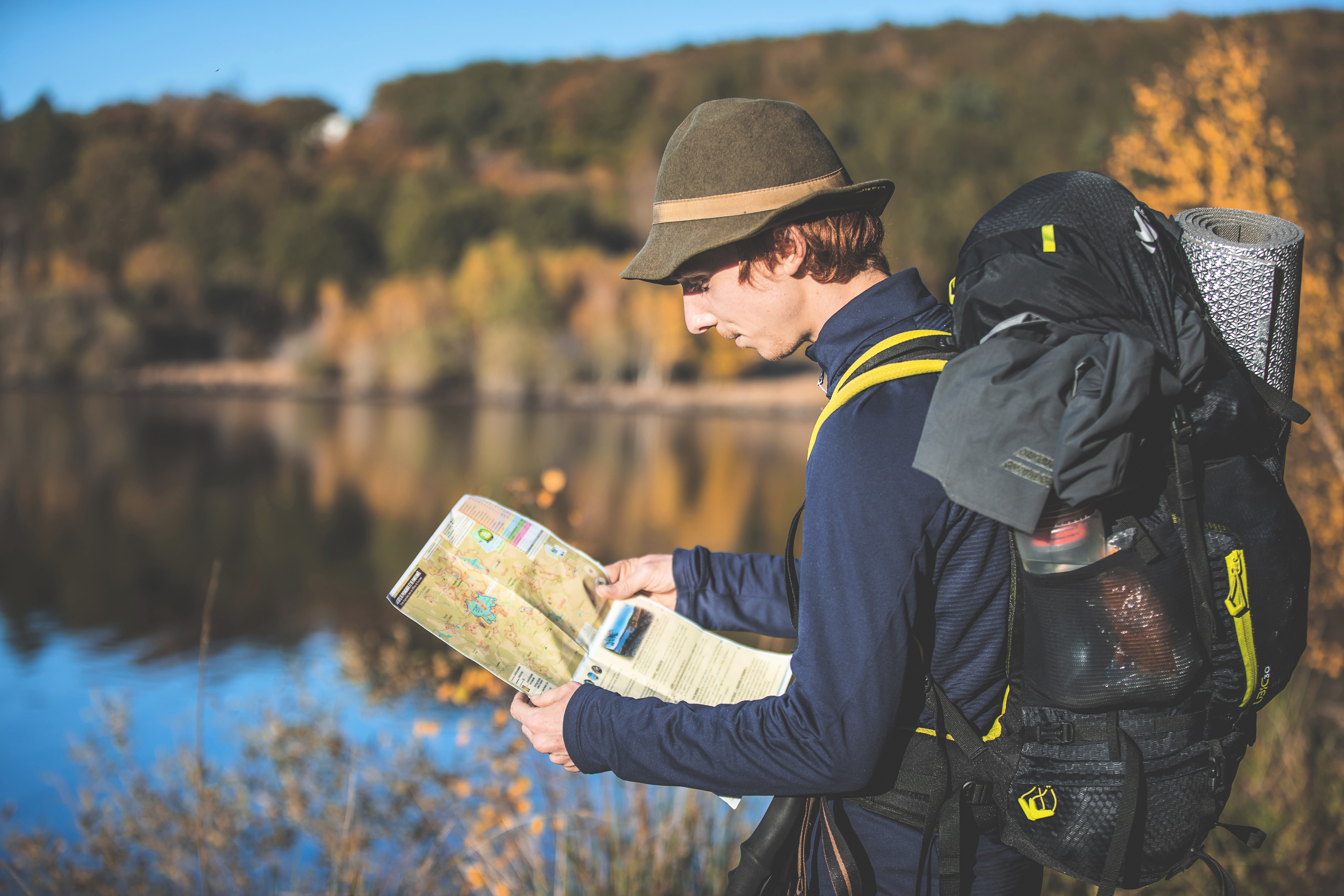 Randonneur consultant une carte sur les sentiers de Vassivière — © Christophe Péan 2021
